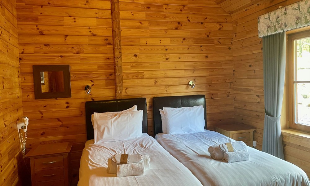 Clova Lodge twin bedroom small
