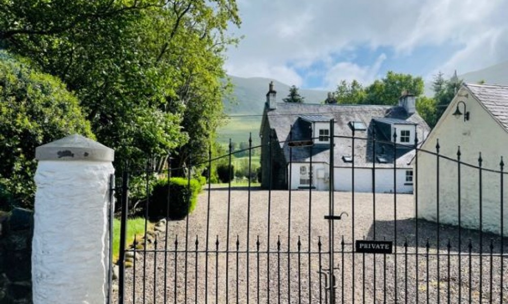 Accommodation The Old Manse Luxury 5 bedroom house with hot tub Entrance