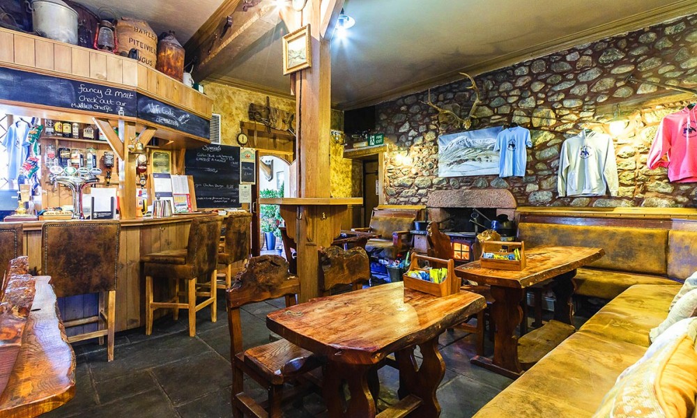 Hotel - Climbers Bar - rustic and welcoming